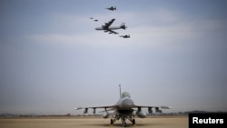 飞过乌山空军基地的美国B-52轰炸机。(2016年1月10日)