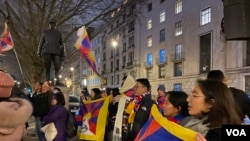 2024年12月10日,国际人权日,抗议者聚集在伦敦的中国大使馆外。他们高举标语声援维吾尔人、藏人、香港人及其他受中国政府迫害的群体,呼吁停止人权侵犯,并释放所有政治犯。(美国之音/李伯安)