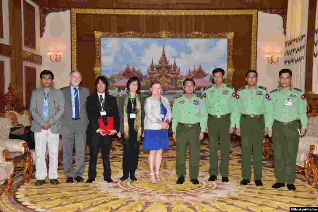 ဗွီအိုအေ ညွန်ကြားရေးမှုး နှင့် မြန်မာတပ်မတော်ကာကွယ်ရေးဦးစီးချုပ် ဗိုလ်ချုပ်မှုးကြီးမင်းအောင်လှိုင်တို့တွေ့ဆုံ 