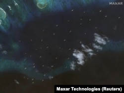 Maxar Technologies2024年11月25日拍摄的卫星图像显示,在南中国海斯普拉特利群岛(Spratly Islands,中国称南沙群岛)的铁峙岛(Thitu Island,中国称中业岛) 附近有一支据信来自中国的海上民兵渔船船队。