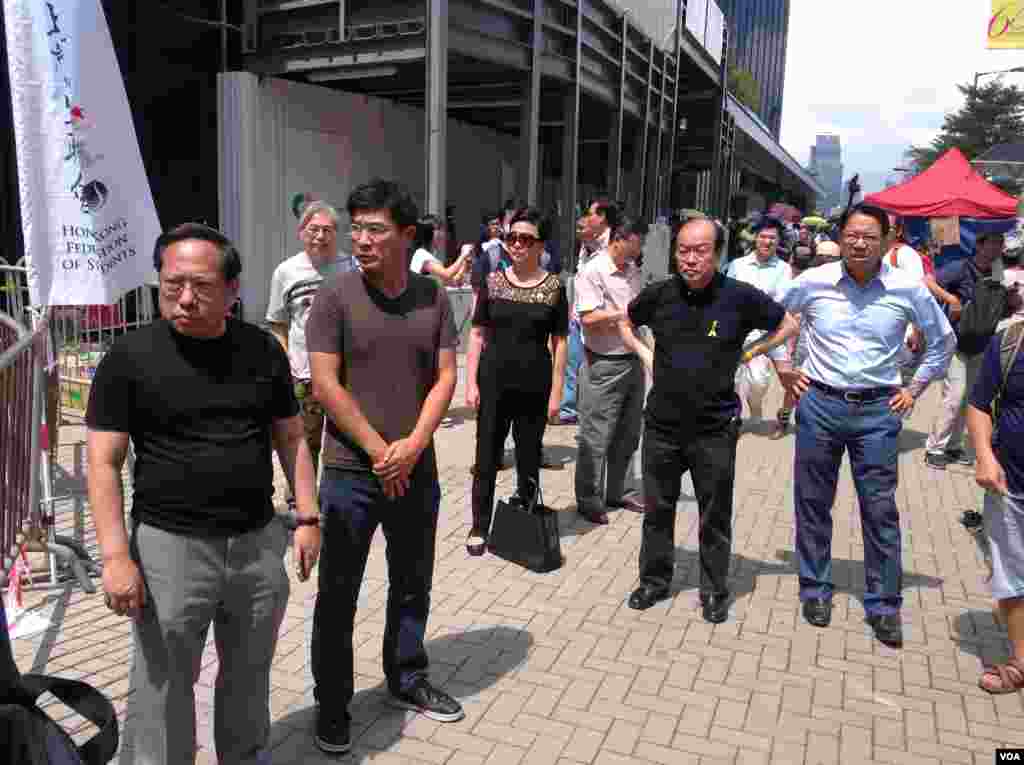 数千香港市民云集政府总部声援被困公民广场学生(美国之音图片/海彦拍摄)