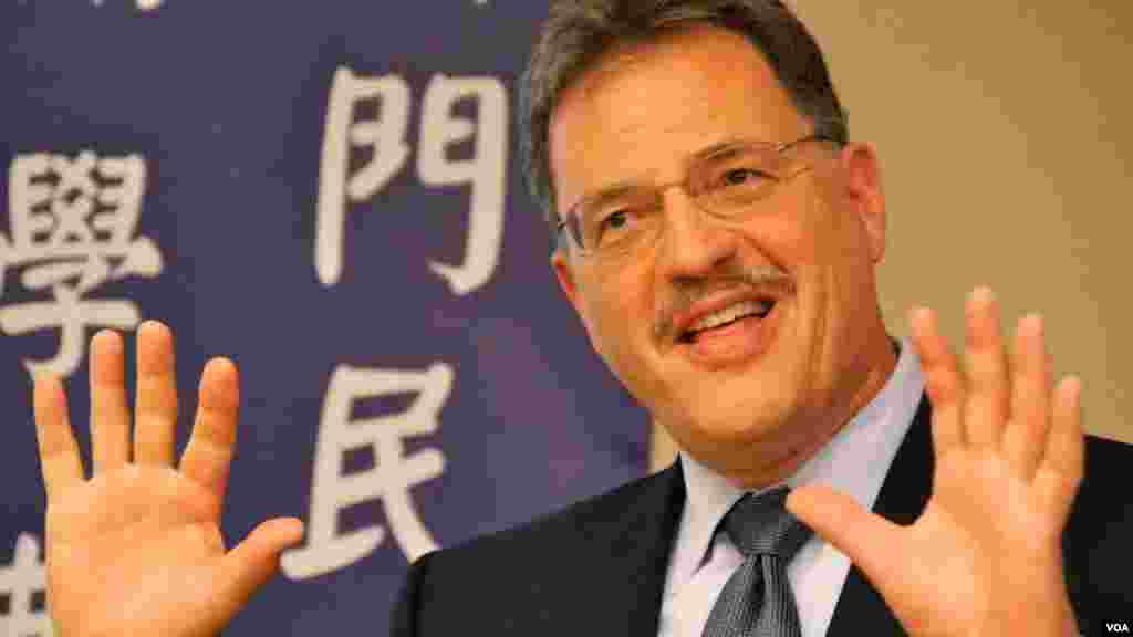 胡佛研究所的戴德蒙教授（美国之音国符拍摄）