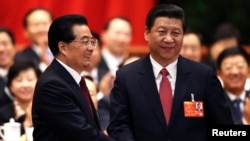 2013年4月当选国家主席的习近平和前主席胡锦涛。习近平比胡锦涛敢说敢干有作为。胡锦涛平安到站下车,习近平慷慨谈生死,是随口一说的即兴豪言壮语还是确实面临危险?