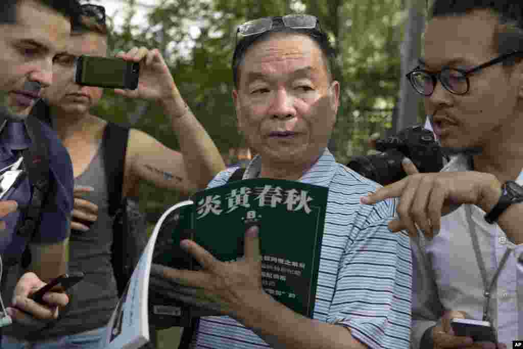 炎黄春秋杂志社副总编辑王彦君手持他们所说的伪刊,所谓的炎黄春秋月刊今年第8期,其内容质量和文章风格被认为与先前迥异,但却保留了杂志社原领导人及原编委、顾问们的名字。(2016年8月16日)后来,原领导人及原编委、顾问们的名字撤掉了。本网问卷曾出题“炎黄春秋杂志社新班子说,要坚持原有的办刊宗旨”,94.2%的投票者认为这“只是为安抚人心说说而已,新班子若得势,从此炎黄无春秋。 ”4%的人选择“听其言观其行,倘若不能做到,市场和发行量就会锐减。”只有1.9%的人相信“新班子会坚持实事求是,秉笔直书,以史为鉴,与时俱进的宗旨。 ”