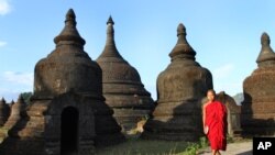 ရခိုင်ပြည်နယ် မြောက်ဦးရှိ ရှေးဟောင်းစေတီပုထိုးများ တလျှောက် ကိုရင်လေးတပါး လမ်းလျှောက်လာပုံ (နိုဝင်ဘာ၊ ၀၈၊ ၂၀၁၉)