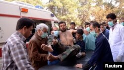 3月19日,医护人员和当地居民在转移一名据称在阿勒颇的化学攻击中受伤的叙利亚军士兵