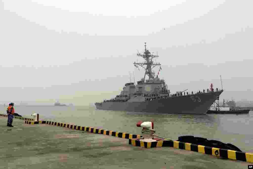 美国导弹驱逐舰“斯特蒂姆”号(Stethem)访问上海(2015年11月16日)。美国太平洋舰队司令、海军上将斯科特·斯威夫特(Adm. Scott H. Swift)登上“斯特蒂姆”号。他说,他一个月前收到中国海军中将苏支前的邀请,他们在“斯特蒂姆”号上的会晤原计划30分钟,结果持续了两小时。