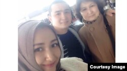 2016年初,澳籍维吾尔人阿力玛斯·尼扎木丁和母亲、妻子在乌鲁木齐机场。这张照片拍摄后不久,他的妻子就被中国当局逮捕