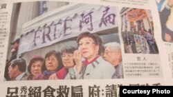 ڈیلاس پولیس کے صدر دفتر کے باہر عارضی یادگار کا سا سماں بندھ چکا ہے، جب 9 جولائی کو ٹیکساس کے شہر ڈیلاس میں گذشتہ ہفتے ہونے والی پولیس شوٹنگ پر پُرامن احتجاجی مظاہرے کے دوران پولیس پر فائرنگ ہوئی<br />
 