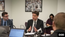 美国国防部首席信息官达纳·迪西(Dana Deasy) (中)2019年2月2日在五角大楼主持一场圆桌会议。