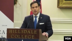 共和党联邦参议员鲁比奥2021年12月8日在希尔斯代尔学院发表演说。(美国之音记者李逸华摄)