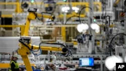 资料照片:佐治亚州道尔顿的韩华Q Cells太阳能工厂内的多关节机器人。(2023年10月16日)