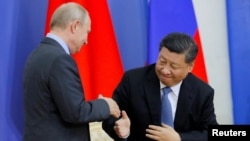 2019年6月6日,在俄罗斯圣彼得堡举行的圣彼得堡国际经济论坛(SPIEF)上,中国国家主席习近平和俄罗斯总统普京相互握手