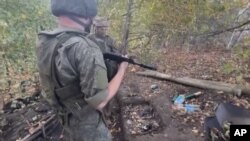 26일 러시아 쿠르스크 지역에서 작전을 수행 중인 러시아 군 공병들의 모습.