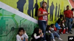 桑德拉•拉米雷兹和她四个孩子站在进入美国的走道上(2014年3月10日)