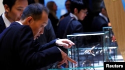 参观者在日内瓦的瑞士奢侈品集团历峰组织的展会上观看万宝龙手表的展台。(2018年1月15日)