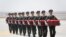 解放军2019年4月3日在中国辽宁省沉阳市的一个机场接收从韩国抵达的在朝鲜战争中阵亡的中国士兵的遗体。