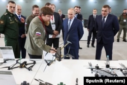 俄罗斯总统普京在圣彼得堡特别技术中心参观一个无人机制造厂。(2024年9月19日)