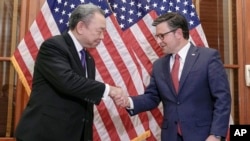 2024年1月9日,美国国会众议院议长迈克·约翰逊在华盛顿国会山举行会议前向台湾驻美国代表俞大㵢致意。(美联社照片)