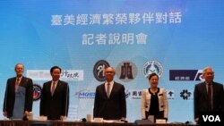 美国在台协会处长郦英杰(William Brent Christensen)、台湾外交部部长吴钊燮、台湾行政院政务委员邓振中、台湾经济部部长王美花与台湾科技部部长吴政忠(由左至右)出席11月21日于台北举办的“台美经济繁荣夥伴对话”记者说明会。(美国之音李玟仪摄)