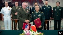 美军参谋长联席会议主席邓福德与中国人民解放军总参谋长房峰辉在北京八一大楼签署协议后握手(2017年8月15日)