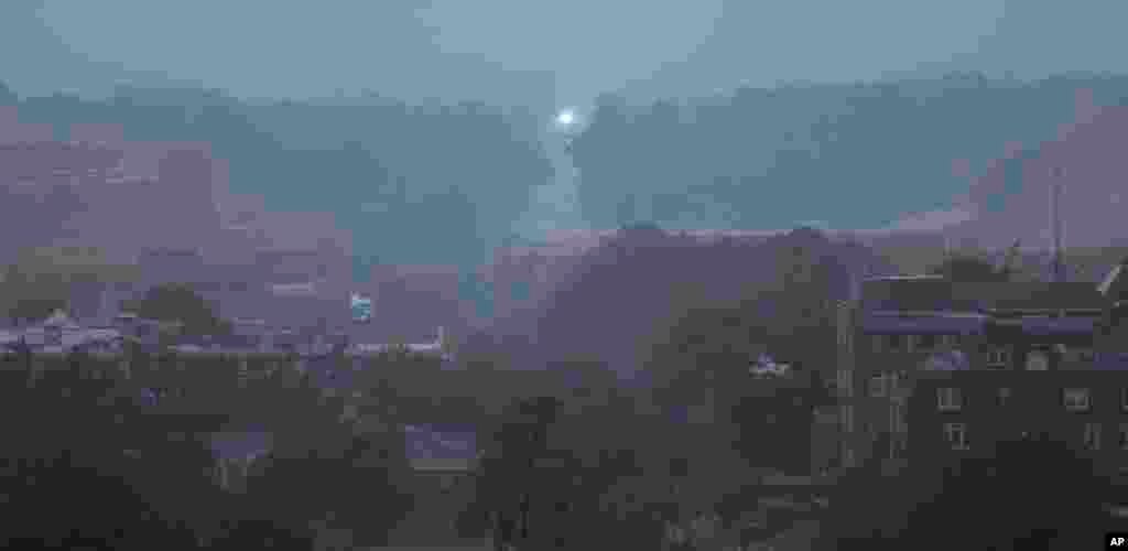 Một cây cột điện phát nổ phía đằng xa khi cơn bão Michael mang mưa to, gió lớn đổ xuống trường ĐH Florida State, 10/10/2018. 