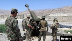 资料照片:在阿富汗瓦尔达克阵阿富汗国民军一处炮兵阵地的美军顾问。(2018年8月6日)