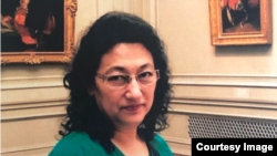 古丽仙·阿巴斯2016年在美国探亲。(照片由如山·阿巴斯提供)