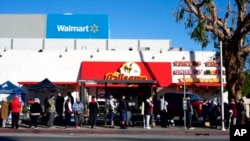 人们在洛杉矶帕洛拉玛城区的一处新冠病毒检测中心排队。(2022年1月4日)