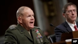美国海军陆战队司令罗伯特·B·内勒上将(左)和代理海军部长肖恩·J·斯塔克利在国会参议院军事委员会就海军陆战队员在脸书分享女战友裸照丑闻举行的听证会上接受质询。(2017年3月14日)
