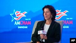美国商务部长吉娜·雷蒙多(Gina Raimondo)2023年8月30日出席上海美国商会的一场活动。(美联社)