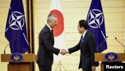 资料照:日本首相岸田文雄2023年1月31日与到访的北约秘书长斯托尔滕贝格举行会谈。