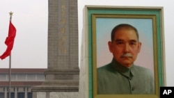 矗立在天安门广场上孙中山像(资料照片)