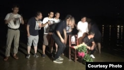 刘晓波“头七”公祭:广州公民在海边举行悼念活动。(网络图片)