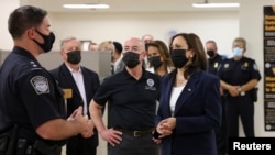 美国副总统哈里斯与美国国土安全部部长马约卡斯一同访问美-墨边境附近的埃尔帕索移民处理中心。哈里斯在访问期间与一名美国边境巡逻队特工交谈。(2021年6月25日)