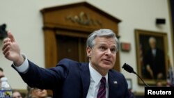 资料照片:联邦调查局局长克里斯托弗·雷2023年7月12日在华盛顿国会山众议院司法委员会的一次听证会上作证。 (路透社图片)