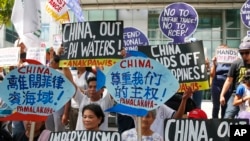 菲律宾民众在中国使领馆外抗议中方在有争议岛屿上建设(2017年6月12日美联社)