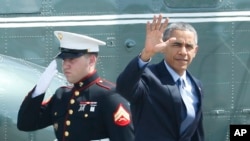 美国总统奥巴马在马尼拉出席亚太经合组织峰会后乘坐海军陆战队一号抵达阿基诺国际机场(2015年11月20日)