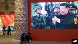 资料照:北京一家展览馆展出宣传中国领导人习近平5年执政的领导成绩的画面。(2017年10月19日)