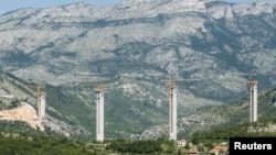 资料照片:巴尔-博尔加里公路上一处桥梁建造工地。(2018年6月7日)