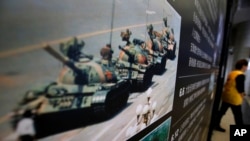 香港六四纪念馆展出的1989年六四镇压期间一名男子只身挡坦克的的著名照片。(资料照)