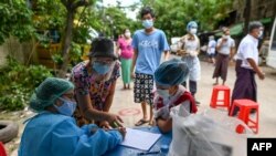 ရောဂါပိုးတွေ့ထားသူတွေနဲ့ ထိစပ်မှုရှိမရှိကို ခြေရာကောက် စစ်ဆေးနေတဲ့ ကျန်းမာရေးဝန်ထမ်းများကို ရန်ကုန်မြို့ရှိ ရပ်ကွက်တခုတွင်တွေ့ရ။ (စက်တင်ဘာ ၀၉၊ ၂၀၂၀)