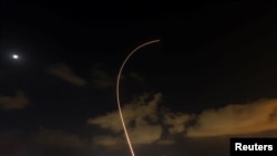 以色列的铁穹反导系统拦截从加沙地带向以色列发射的火箭 (2022年8月6日)