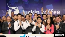 路透社资料图片:瑞幸咖啡高管和员工2019年5月一起敲响纳斯达克开盘钟,庆祝公司赴美公开募股。