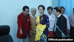 KNPP ခေါင်းဆောင် ခူးဦးရယ်(ဝဲ)နဲ့ နိုင်ငံတော်အတိုင်ပင်ခံ ပုဂ္ဂိုလ်တို့ တွေ့ဆုံခဲ့ကြစဉ်။