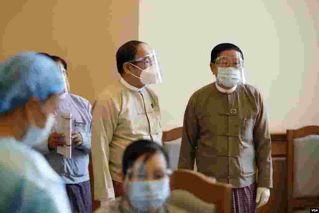 တတိယအကြိမ် လွှတ်တော် တက်ရောက်မည့် ပြည်သူ့လွှတ်တော် ကိုယ်စားလှယ်များကို COVID ကာကွယ်ဆေး စတင် ထိုးနှံသည့် မြင်ကွင်း။ (ဇန်နဝါရီ ၂၉၊ ၂၀၂၁)