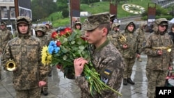 乌克兰军人为一名战死疆场的军医举行葬礼。(法新社2024年4月24日)