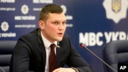 乌克兰内政部国际合作与欧洲一体化部副主任Denys Lenets 2020年1月16日在基辅对媒体发表讲话。乌克兰警方表示已开始调查前美国驻基辅大使 玛丽·约瓦诺维奇是否遭到非法监视。 (美联社照片)