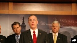 汇率改革法案记者会,参议员布朗(左)众议员墨菲(中)