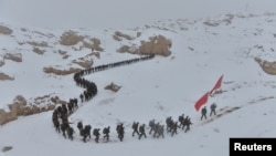 中国武警在新疆喀什的雪地上从事训练(2016年11月22日)